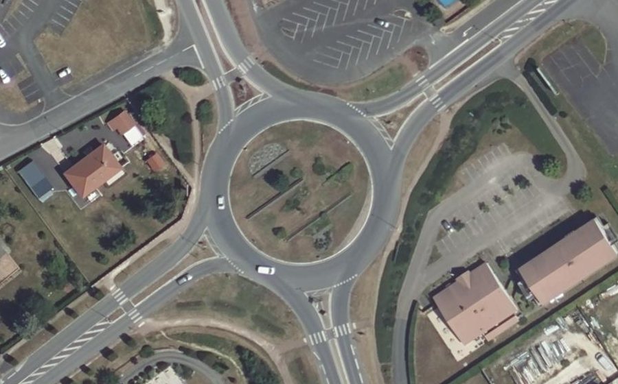 Vue aérienne du Rond-point anonyme n°29059327
