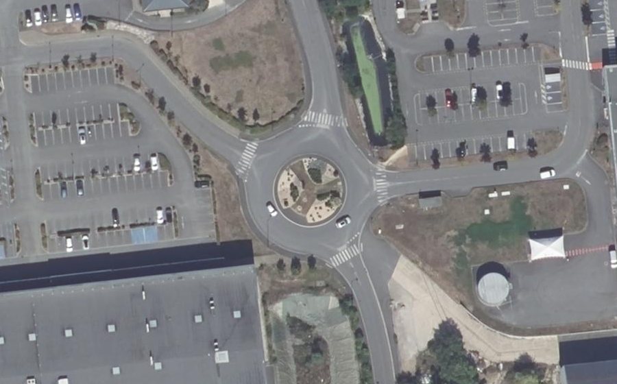 Vue aérienne du Rond-point anonyme n°290614687