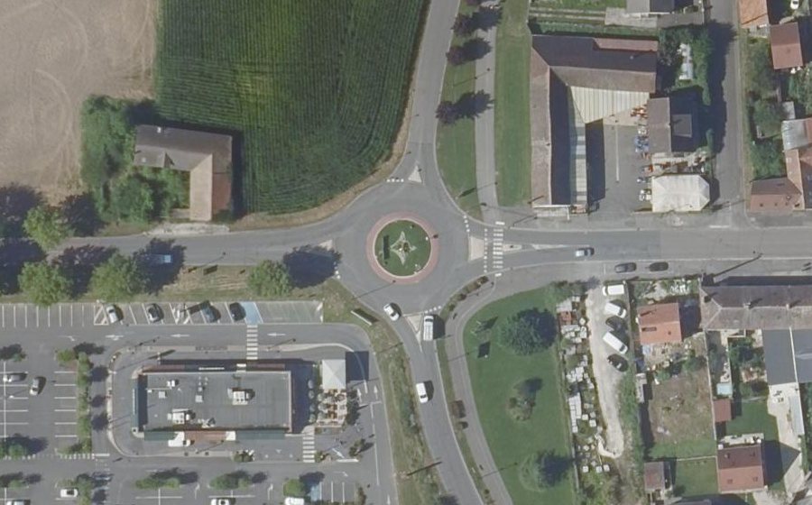 Vue aérienne du Rond-point anonyme n°29068952