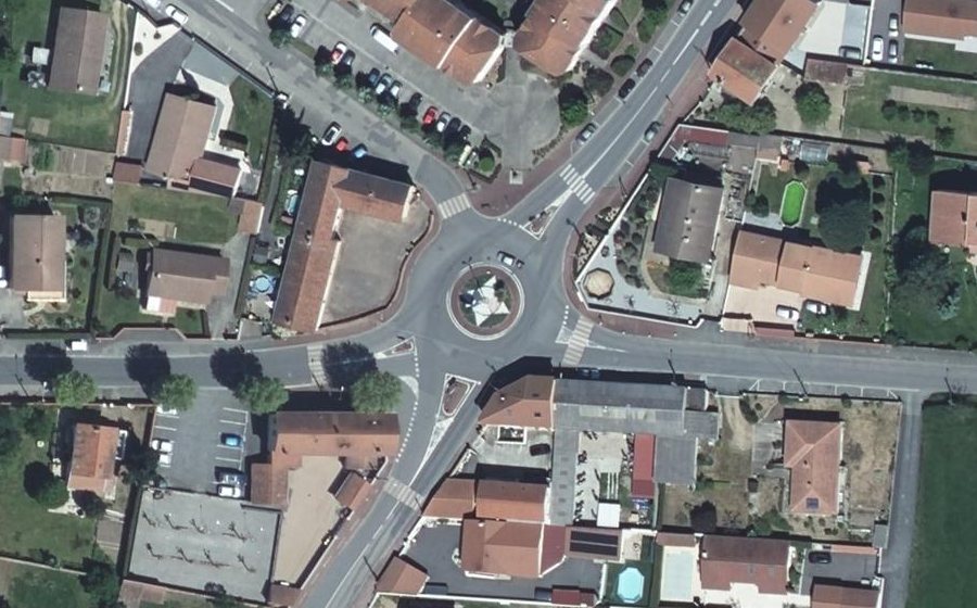 Vue aérienne du Rond-point anonyme n°29070412
