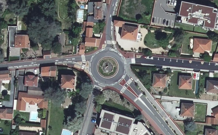 Vue aérienne du Rond-point anonyme n°29070413