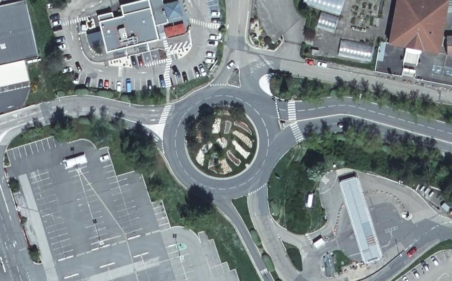 Vue aérienne du Rond-point anonyme n°29070432