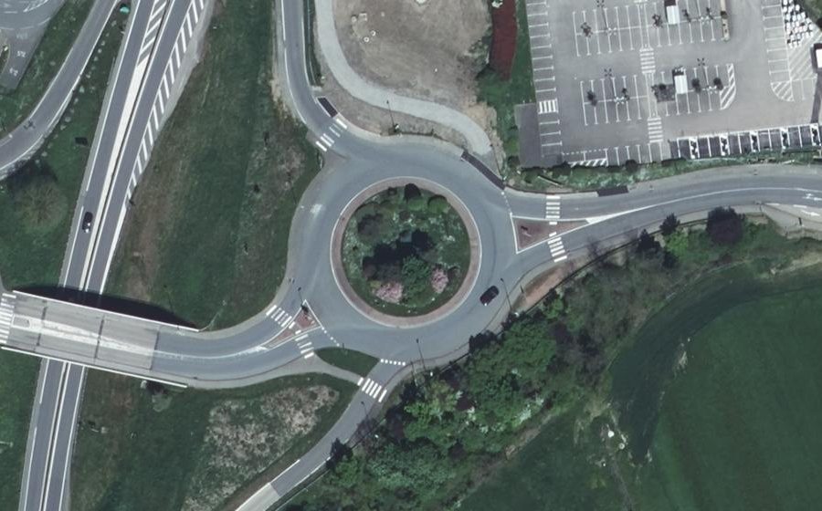 Vue aérienne du Rond-point anonyme n°29070433