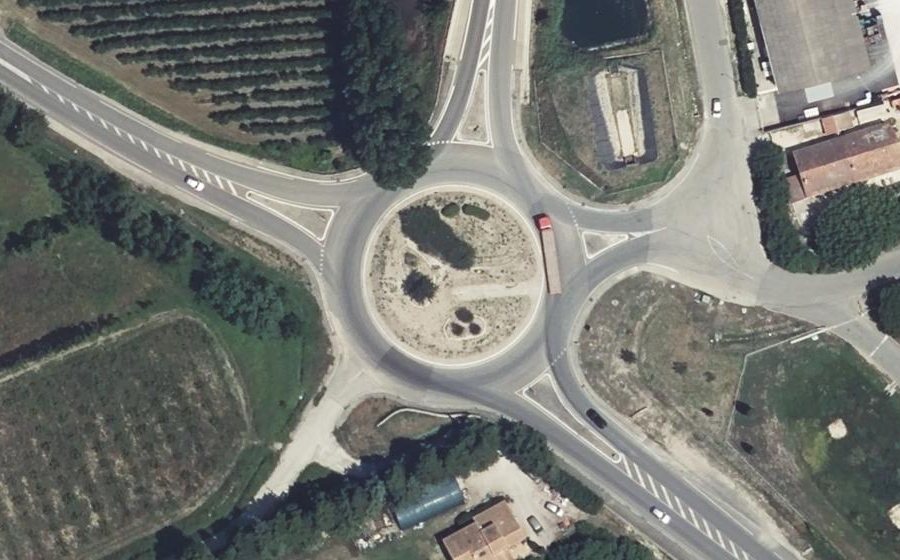 Vue aérienne du Rond-point anonyme n°29071753