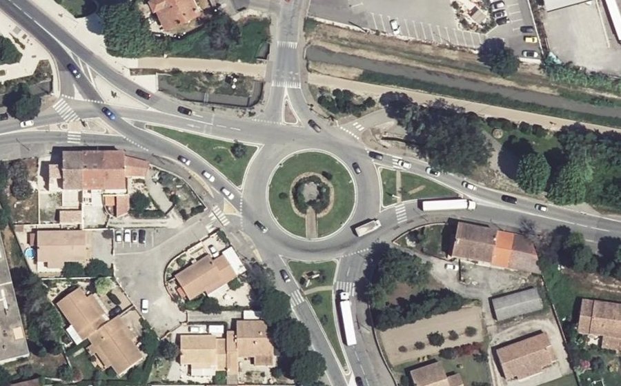 Vue aérienne du Rond-point anonyme n°29071764