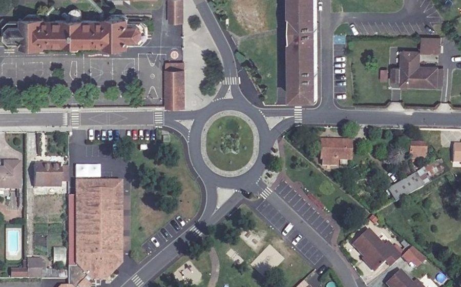 Vue aérienne du Rond-point anonyme n°290769783