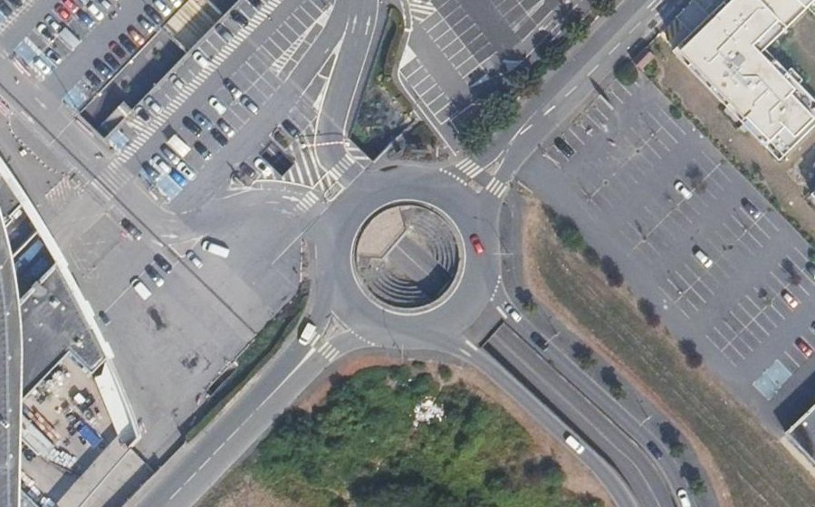 Vue aérienne du Rond-point anonyme n°29081482