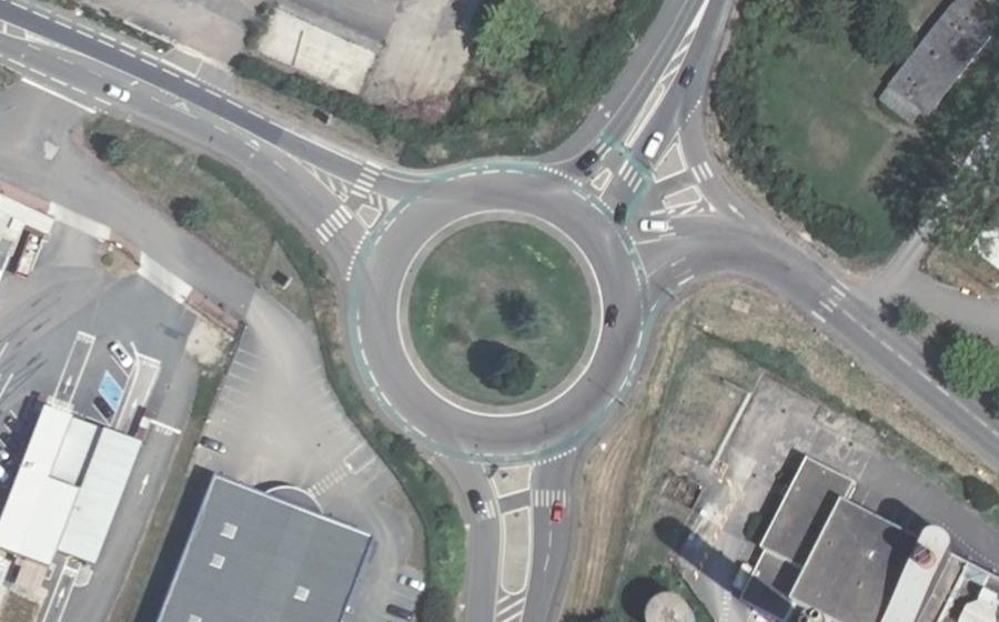 Vue aérienne du Rond-point anonyme n°290842414