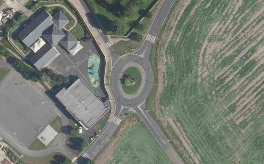 Vue aérienne du Rond-point anonyme n°29089353