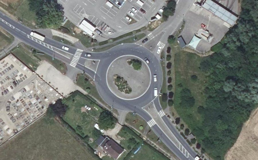 Vue aérienne du Rond-point anonyme n°29098705