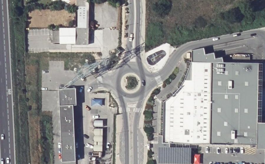 Vue aérienne du Rond-point anonyme n°291094411