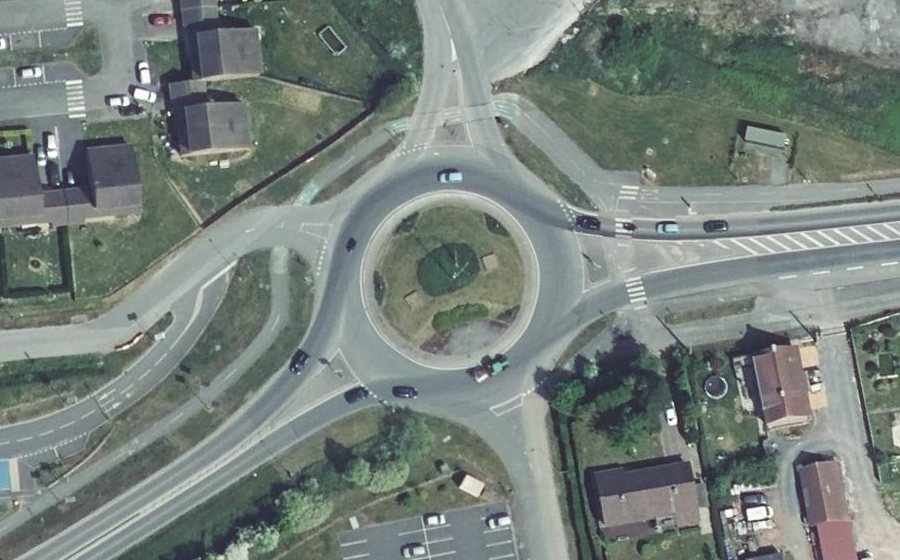 Vue aérienne du Rond-point anonyme n°291134734