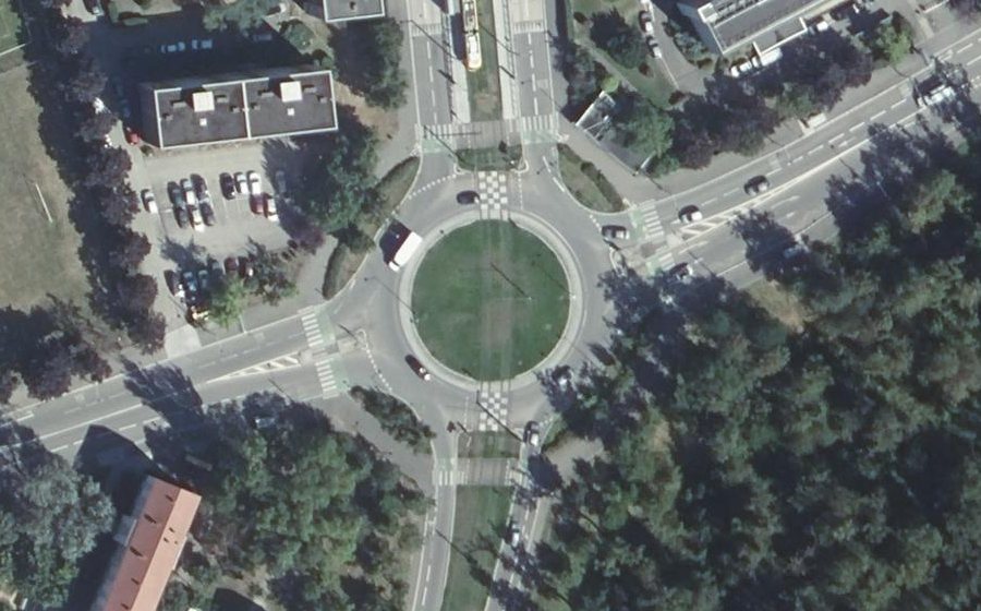Vue aérienne du Rond-point anonyme n°29120880