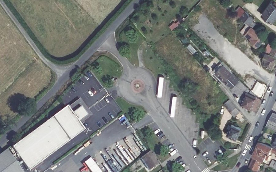 Vue aérienne du Rond-point anonyme n°291275280