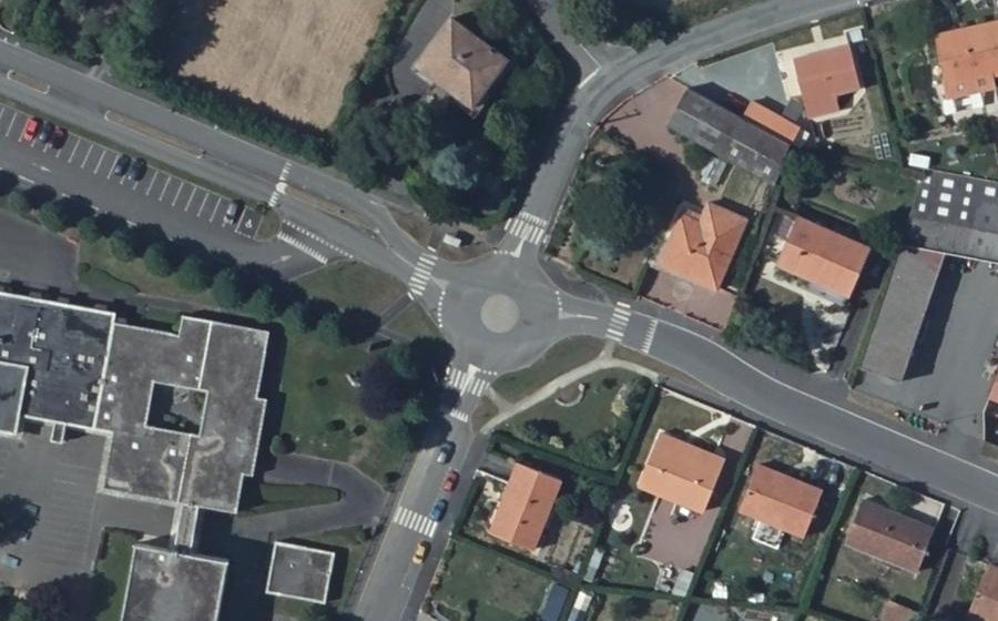 Vue aérienne du Rond-point anonyme n°291294090