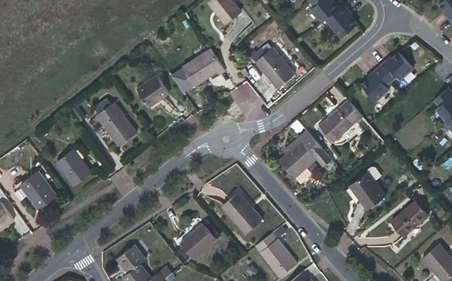 Vue aérienne du Rond-point anonyme n°291335527