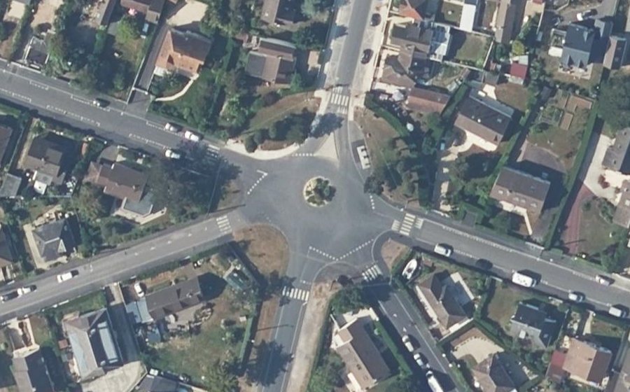 Vue aérienne du Rond-point anonyme n°291426488