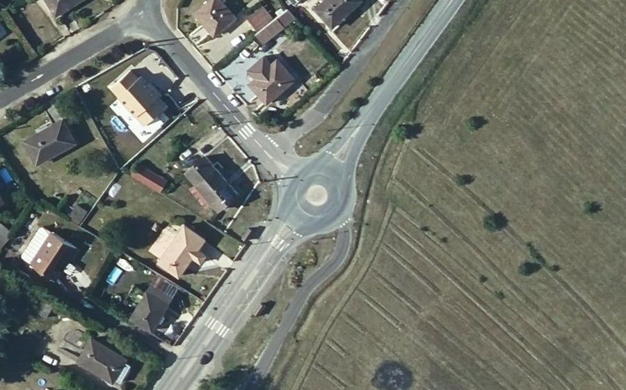 Vue aérienne du Rond-point anonyme n°291476252