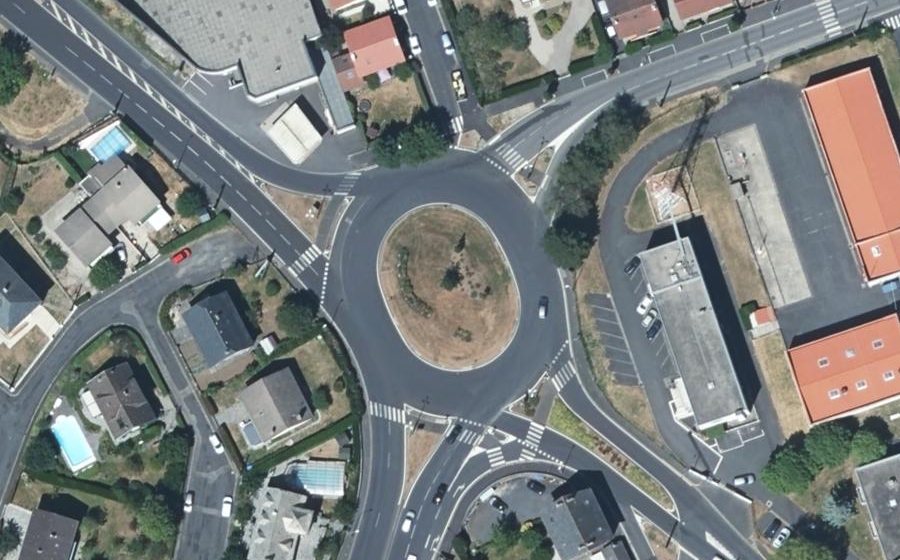 Vue aérienne du Rond-point anonyme n°291584653