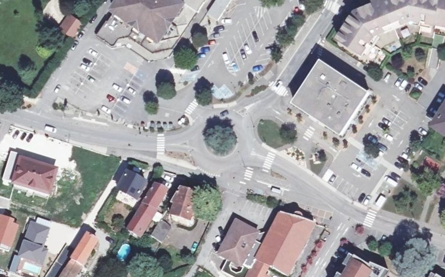 Vue aérienne du Rond-point anonyme n°291669093