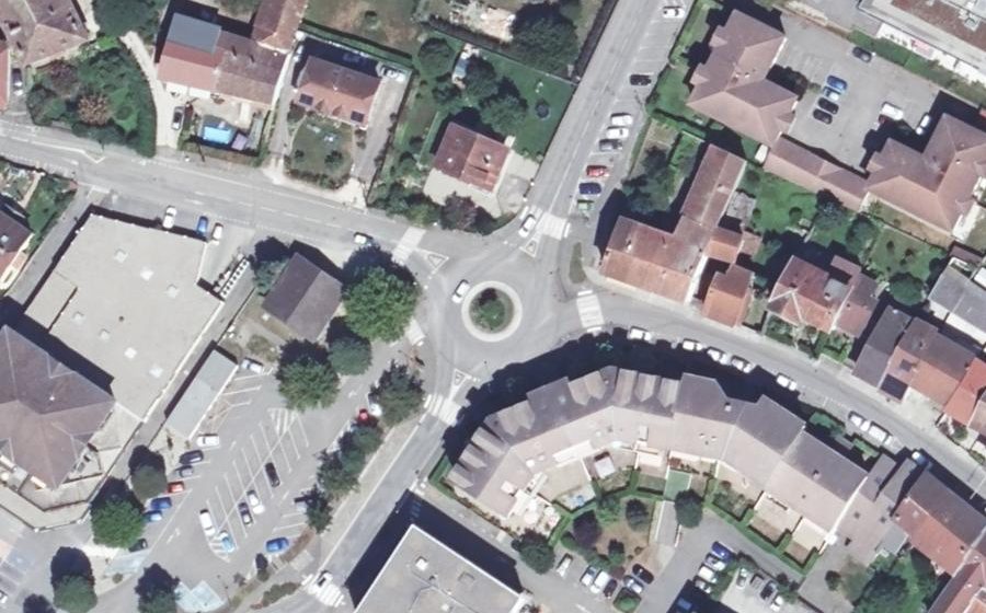 Vue aérienne du Rond-point anonyme n°291669098