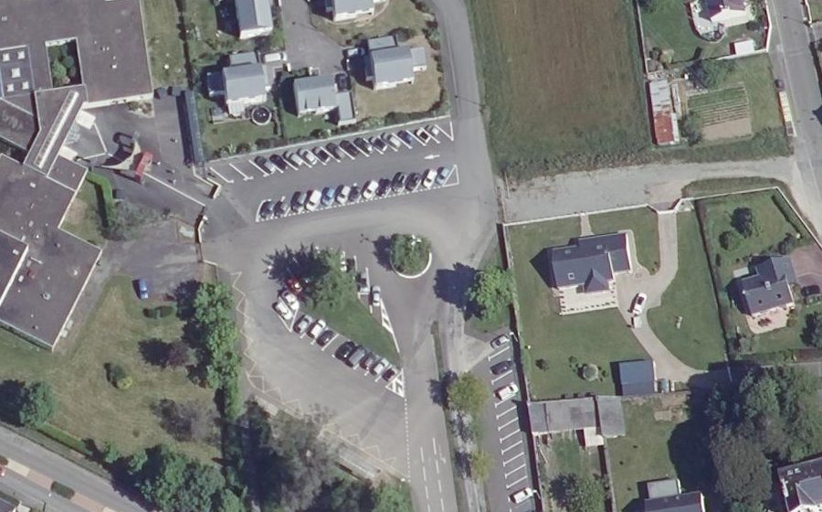 Vue aérienne du Rond-point anonyme n°291673296