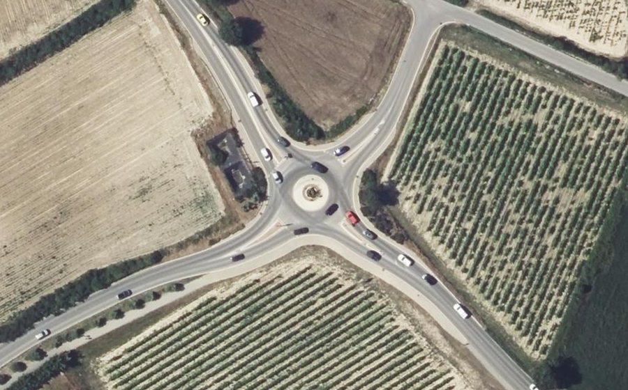 Vue aérienne du Rond-point anonyme n°291768940