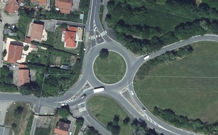 Vue aérienne du Rond-point anonyme n°29180170