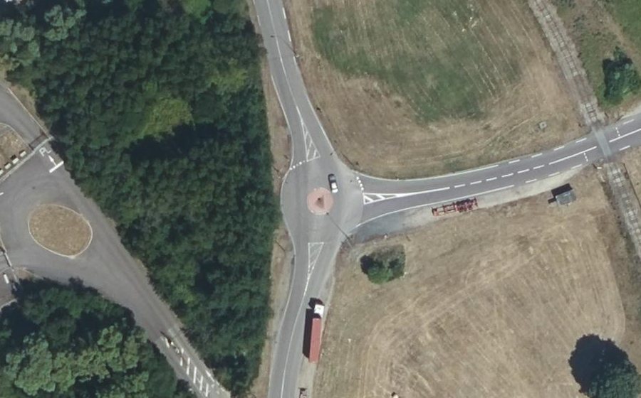 Vue aérienne du Rond-point anonyme n°291801860