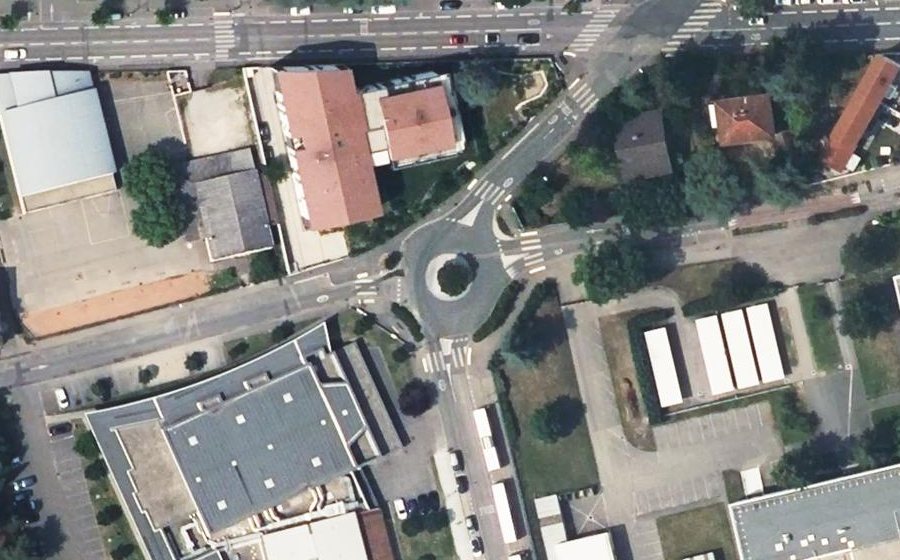 Vue aérienne du Rond-point anonyme n°291892990