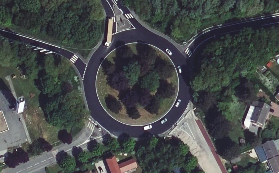 Vue aérienne du Rond-point anonyme n°29189764
