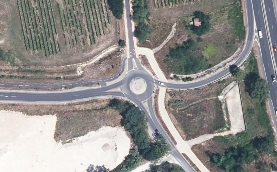 Vue aérienne du Rond-point anonyme n°292037898