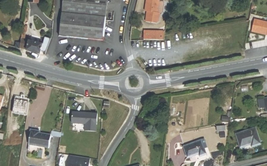 Vue aérienne du Rond-point anonyme n°292039921