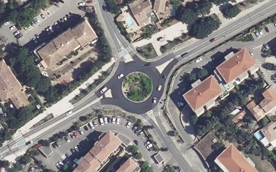Vue aérienne du Rond-point anonyme n°29204144