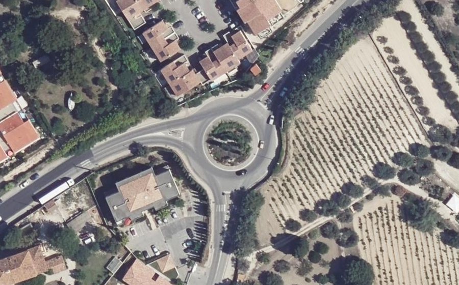 Vue aérienne du Rond-point anonyme n°29204251