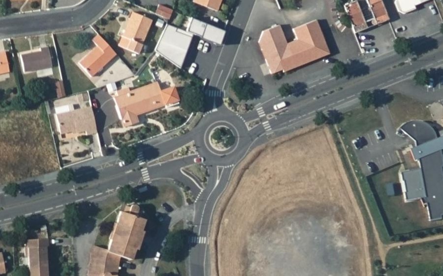 Vue aérienne du Rond-point anonyme n°292087032