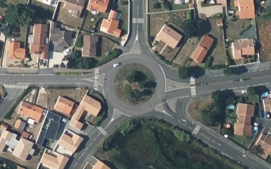 Vue aérienne du Rond-point anonyme n°292087241