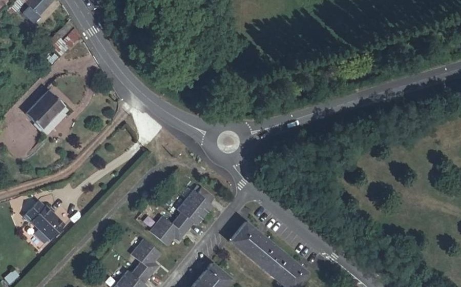 Vue aérienne du Rond-point anonyme n°292178326