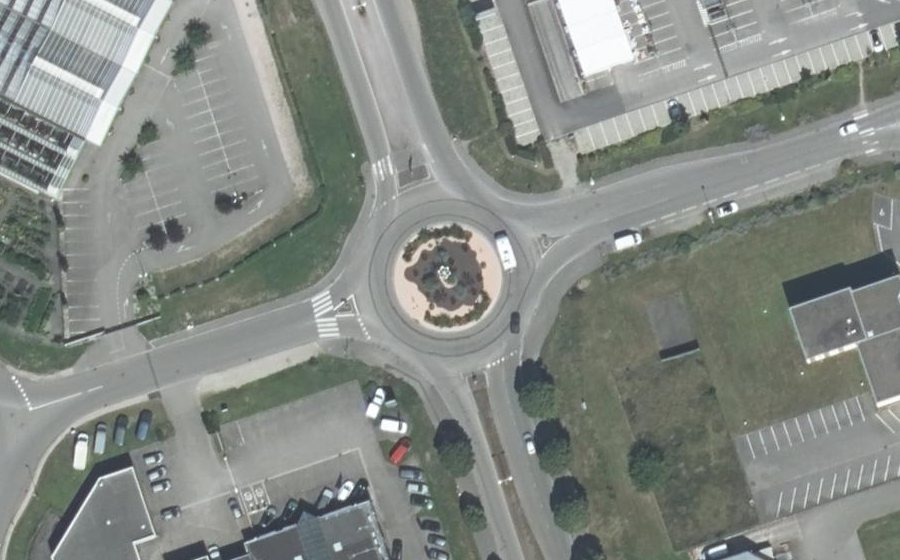 Vue aérienne du Rond-point anonyme n°29218720