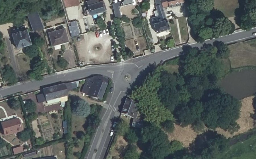 Vue aérienne du Rond-point anonyme n°292316296