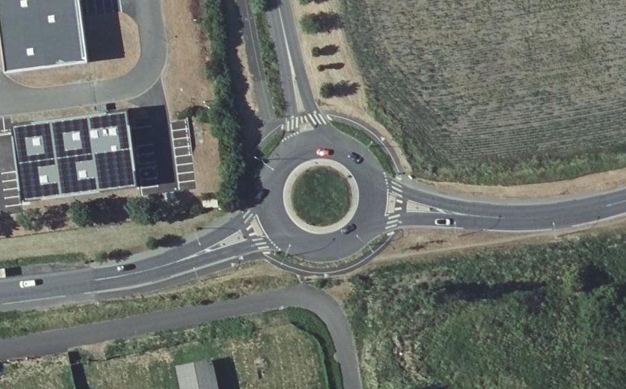 Vue aérienne du Rond-point anonyme n°292335565