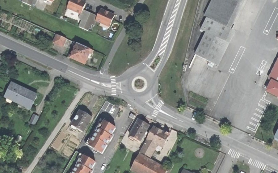 Vue aérienne du Rond-point anonyme n°292336789