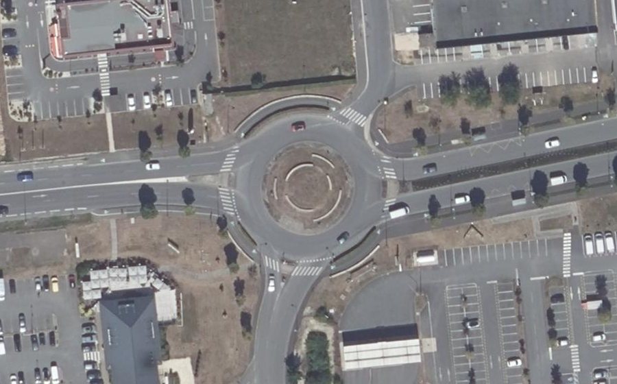 Vue aérienne du Rond-point anonyme n°292377437