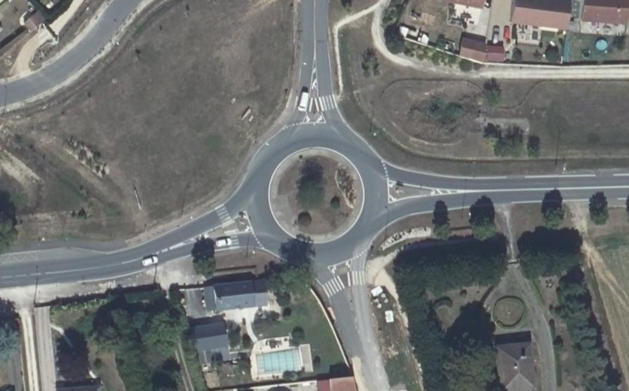 Vue aérienne du Rond-point anonyme n°292377454