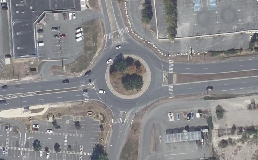 Vue aérienne du Rond-point anonyme n°292377458