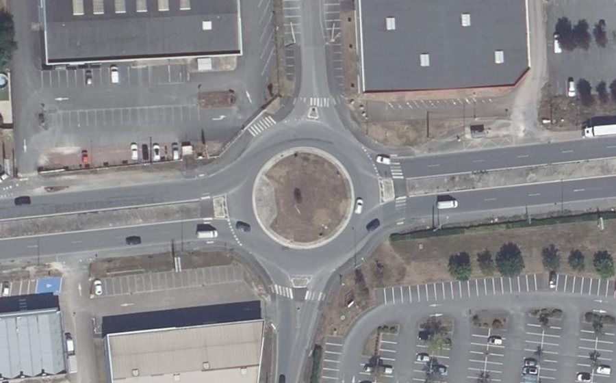 Vue aérienne du Rond-point anonyme n°292377460