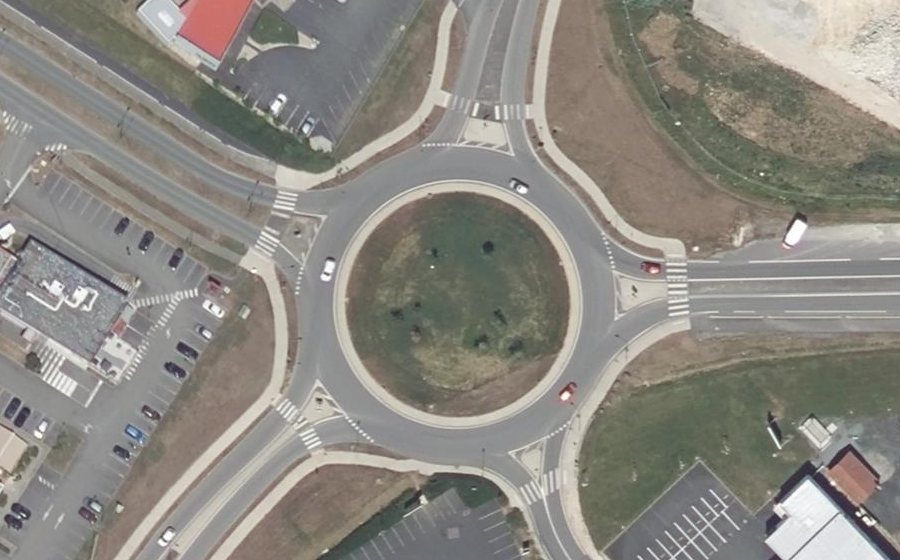 Vue aérienne du Rond-point anonyme n°29239860
