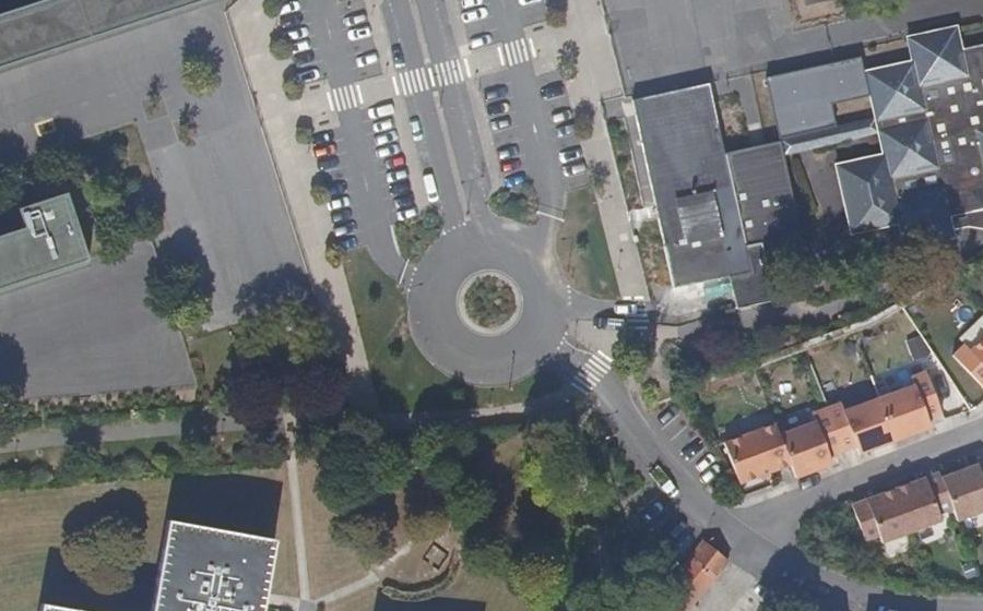 Vue aérienne du Rond-point anonyme n°292459109
