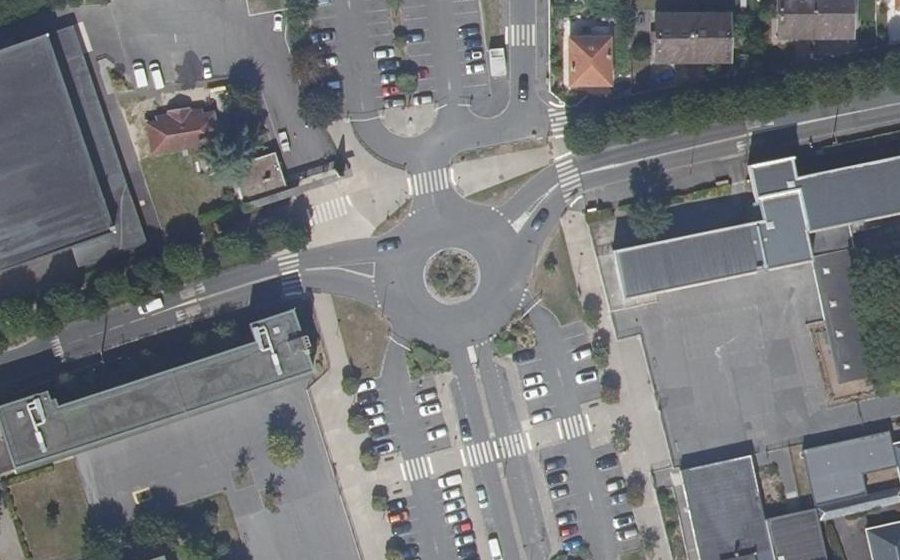 Vue aérienne du Rond-point anonyme n°292459115