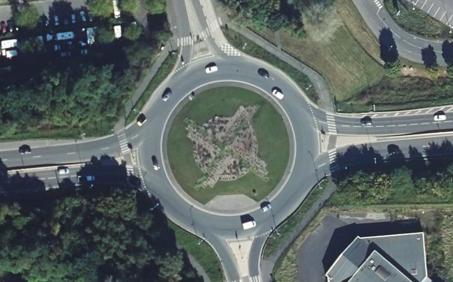 Vue aérienne du Rond-point anonyme n°29246312